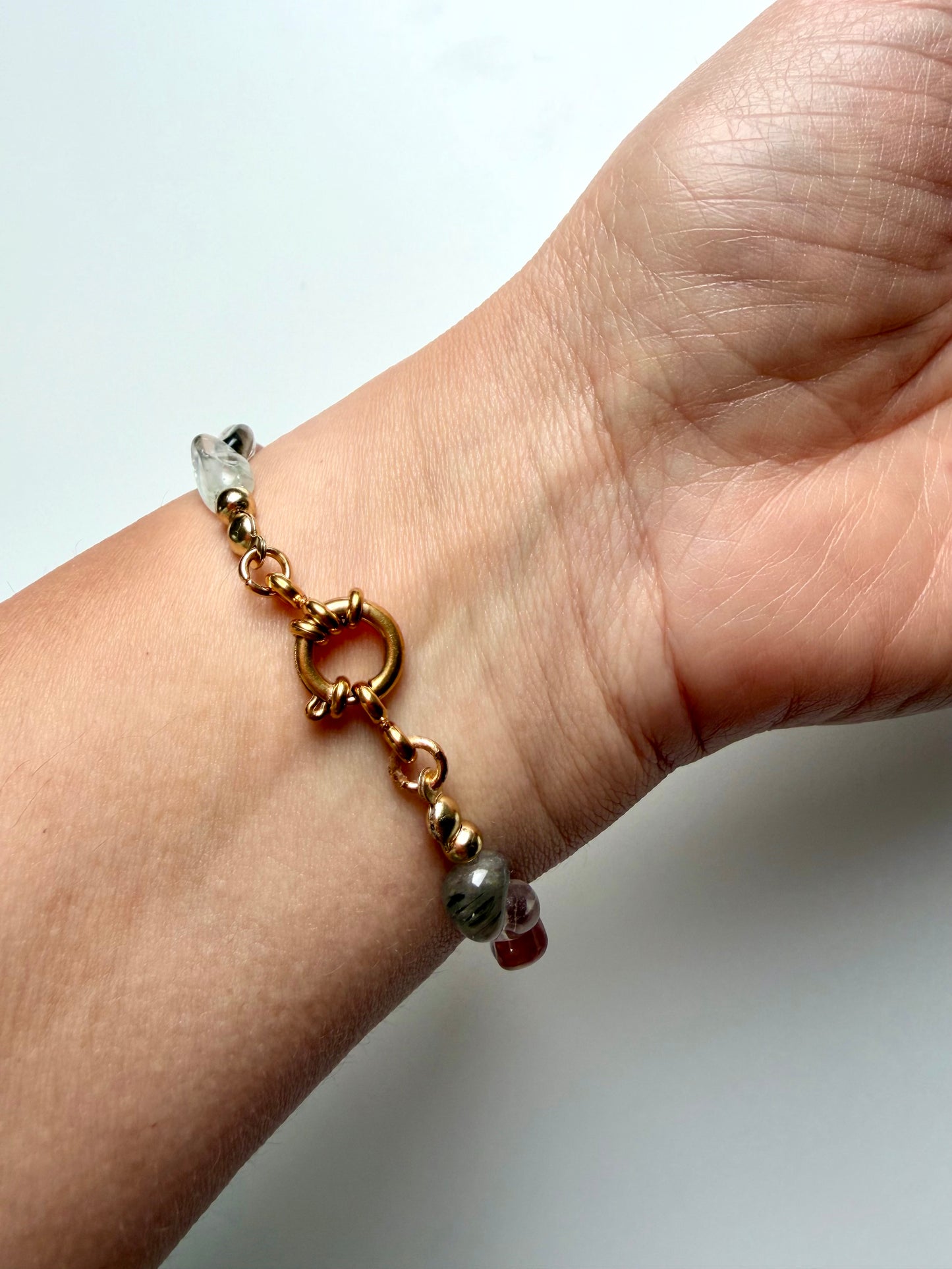 Earth Glow – Naturstein Armband mit Rutilquarz handgefertigt