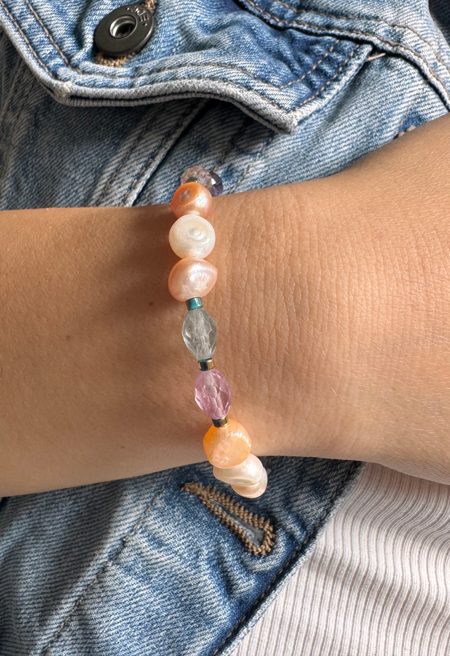 Fluorit-Perlenarmband mit Süßwasserperlen • Bunte Edelsteinmischung & goldene Details
