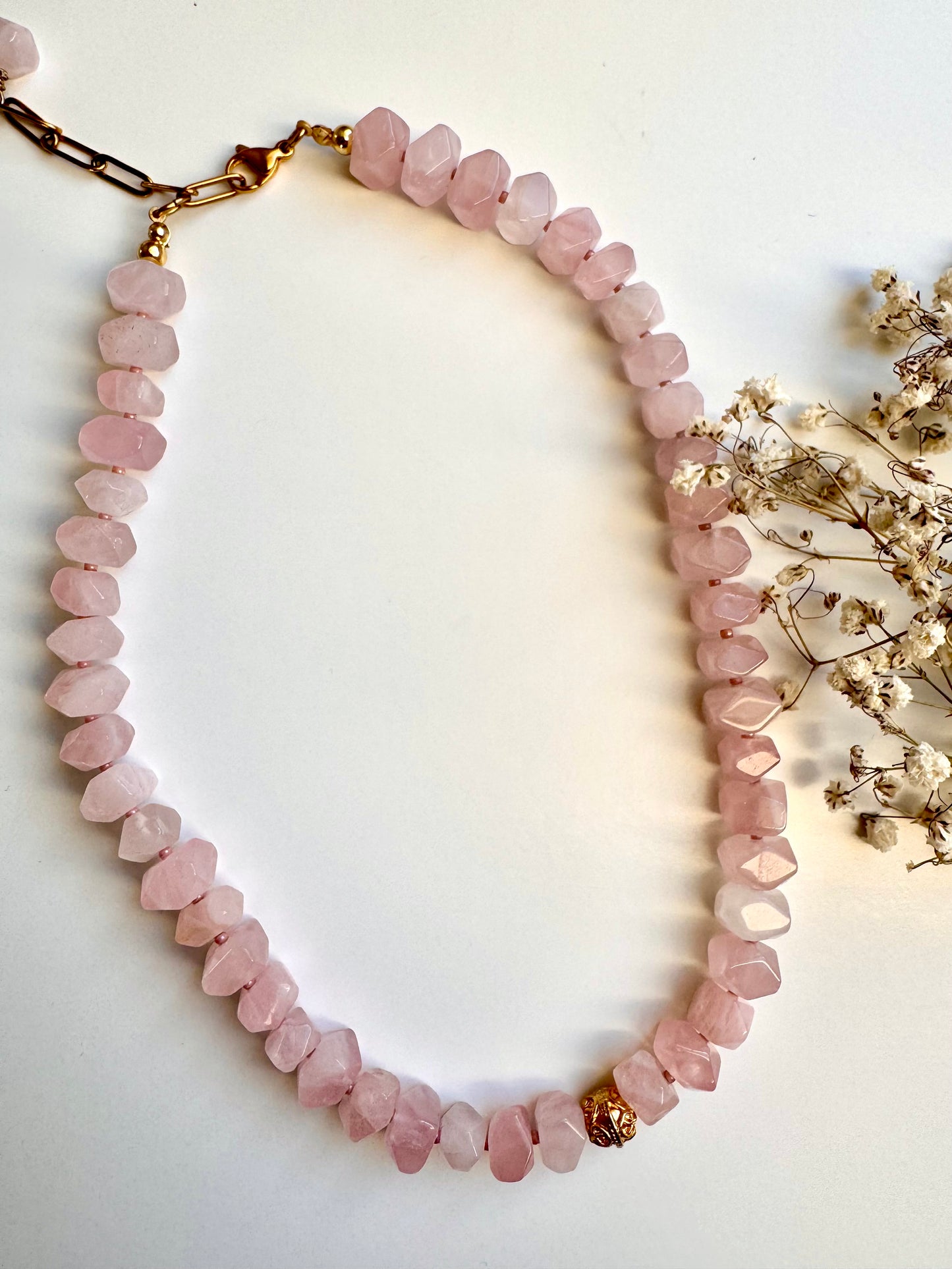 Rosenquarz-Halskette mit facettierten Edelsteinperlen & goldener Akzentperle