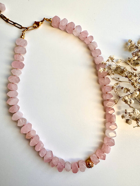 Rosenquarz-Halskette mit facettierten Edelsteinperlen & goldener Akzentperle