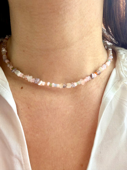 Blush Glow – Zarte Pastell Perlenkette mit Kristallakzenten – handgefertigt