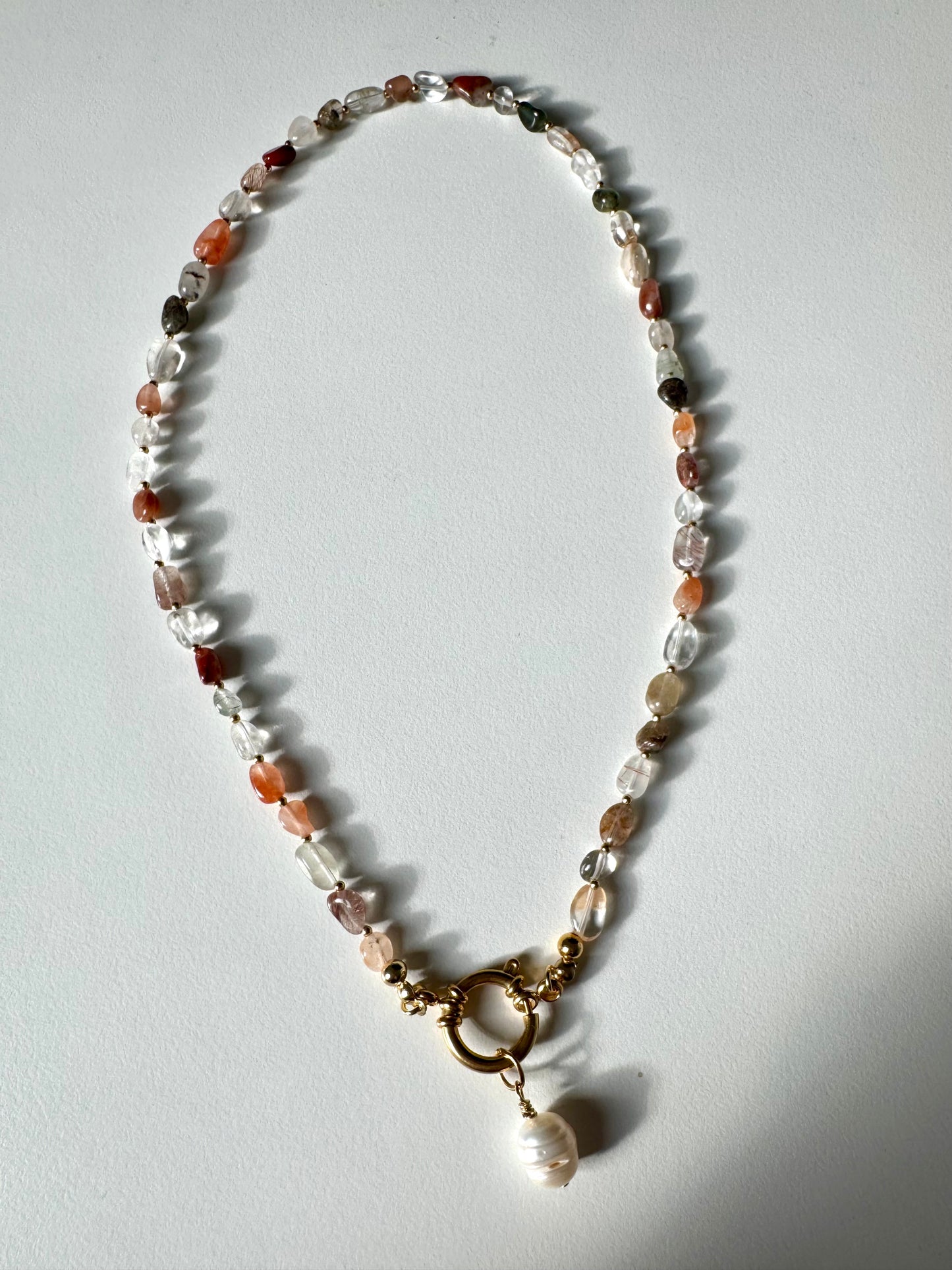 Quarzstein-Kette mit Barockperle & goldenen Details – handgefertigt