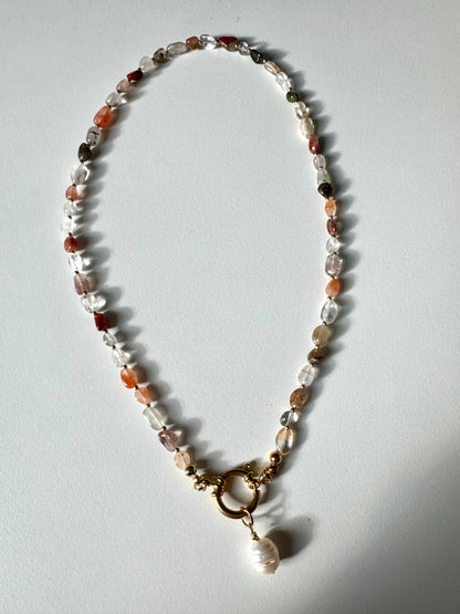 Quarzstein-Kette mit Barockperle & goldenen Details – handgefertigt