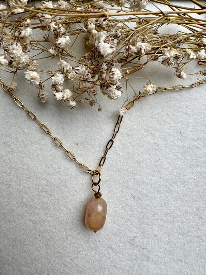 Limited Edition – Halskette mit Naturstein-Anhängern & vergoldeter Gliederkette – handgefertigt