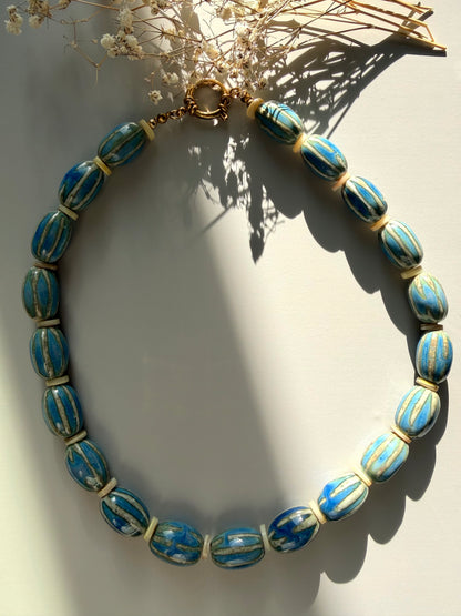 Ocean Ripple – Keramikperlen Halskette in Blau – handgefertigt