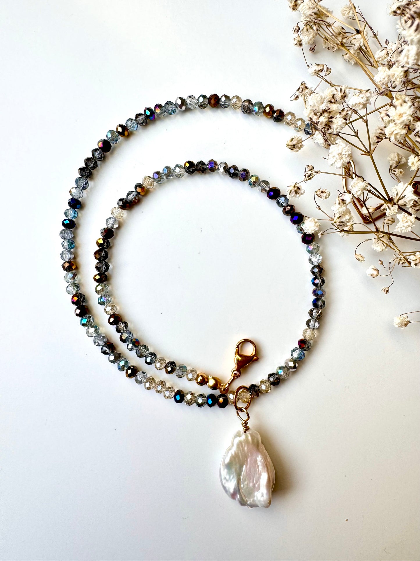 Zarte Halskette mit facettierten Glasperlen & Barockanhänger