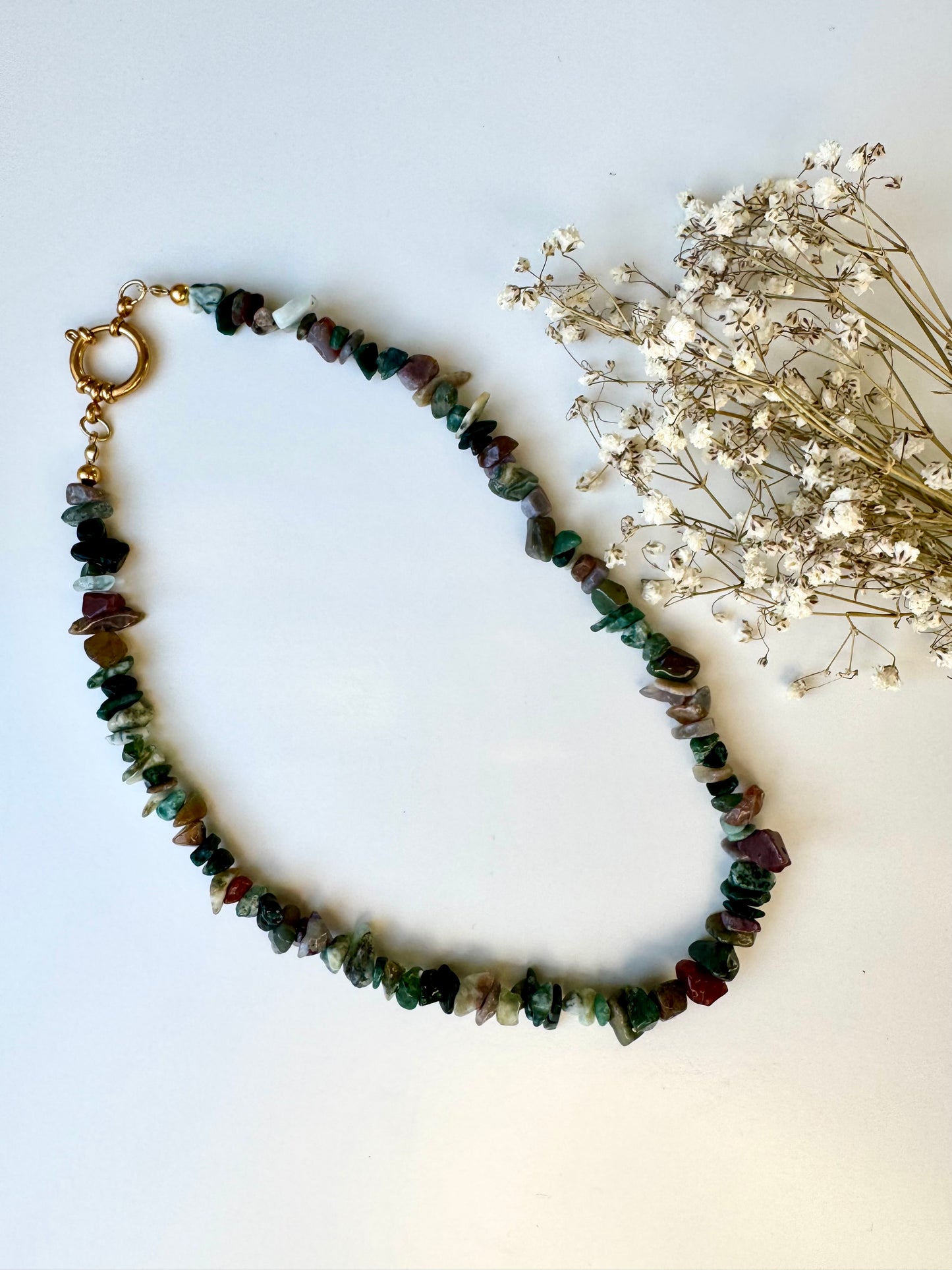 Edelstein-Splitterkette aus indischen Achatperlen mit Barockperle & goldfarbenem Ringverschluss – handgefertigt