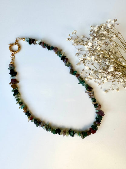 Edelstein-Splitterkette aus indischen Achatperlen mit Barockperle & goldfarbenem Ringverschluss – handgefertigt