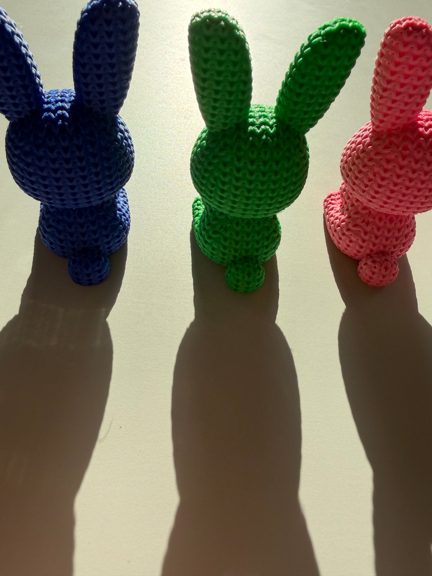 Little Bunny – dekorative Hasenfigur mit Strickstruktur – moderne Deko