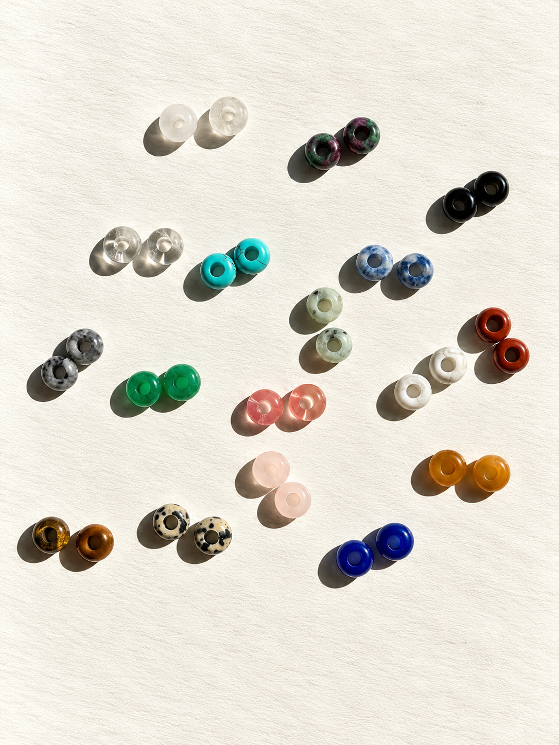 Mini Stone Circle – vergoldete Creolen mit Edelstein-Donut-Anhängern