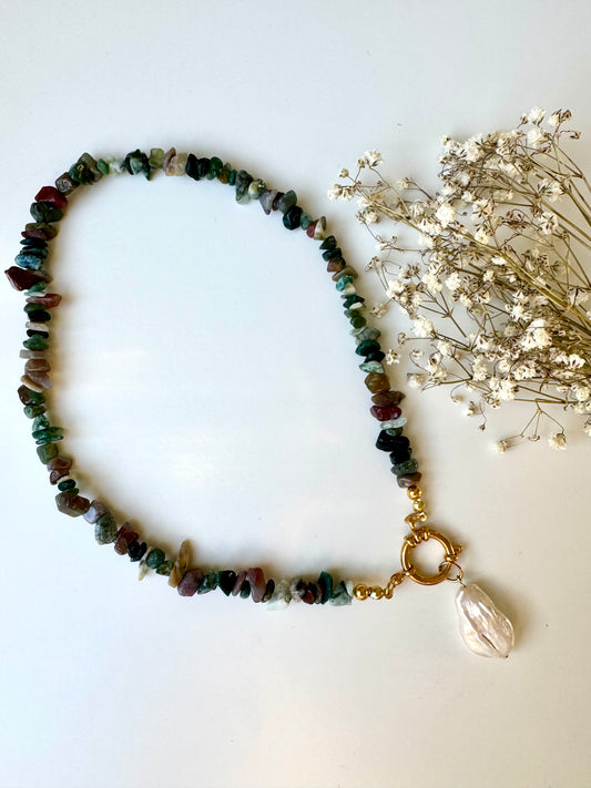 Edelstein-Splitterkette aus indischen Achatperlen mit Barockperle & goldfarbenem Ringverschluss – handgefertigt