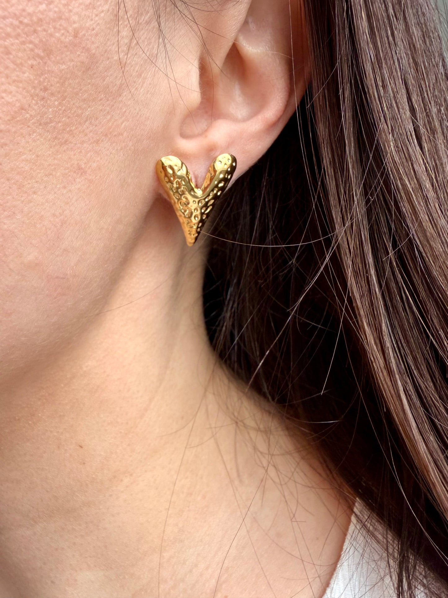 Amara Curve – goldene Statement Ohrringe mit strukturierter Oberfläche