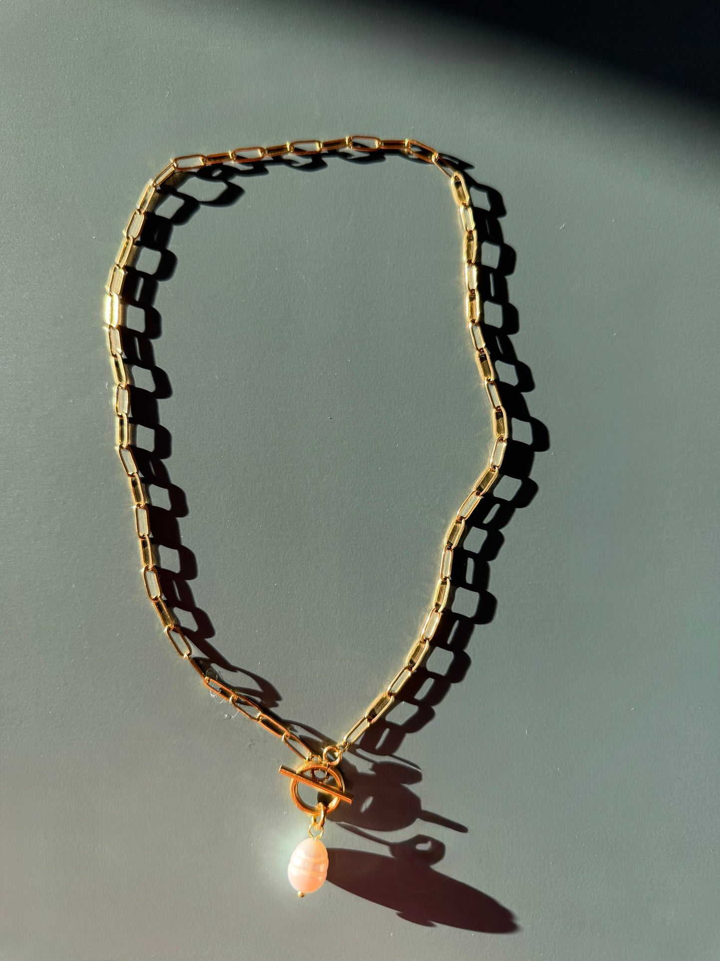 Pearl Drop – Halskette mit Süßwasserperle & Knebelverschluss – handgefertigt