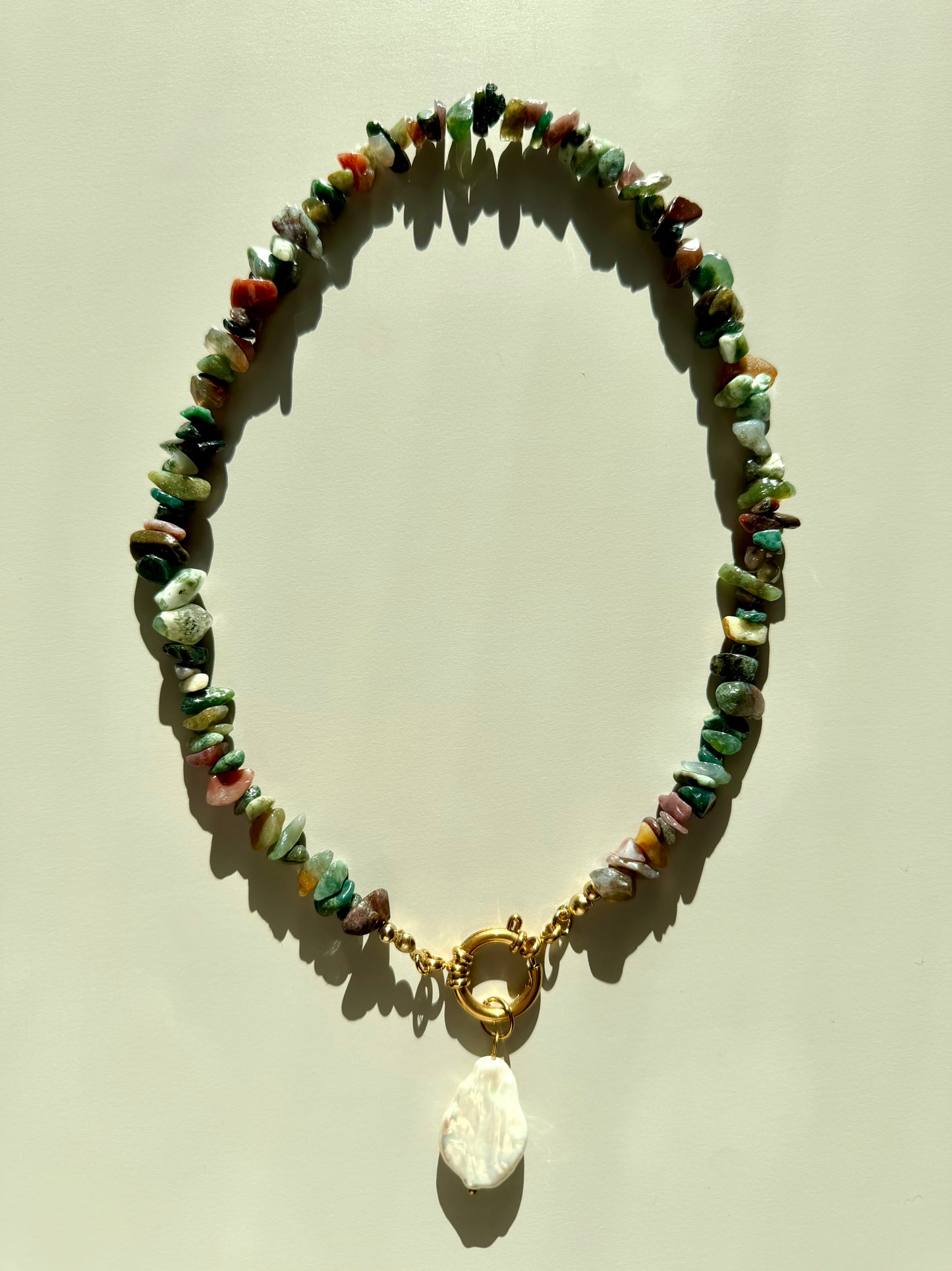 Gemstone chip necklace made of Indian agate beads with baroque pearl &amp; gold-colored ring clasp – handmade
