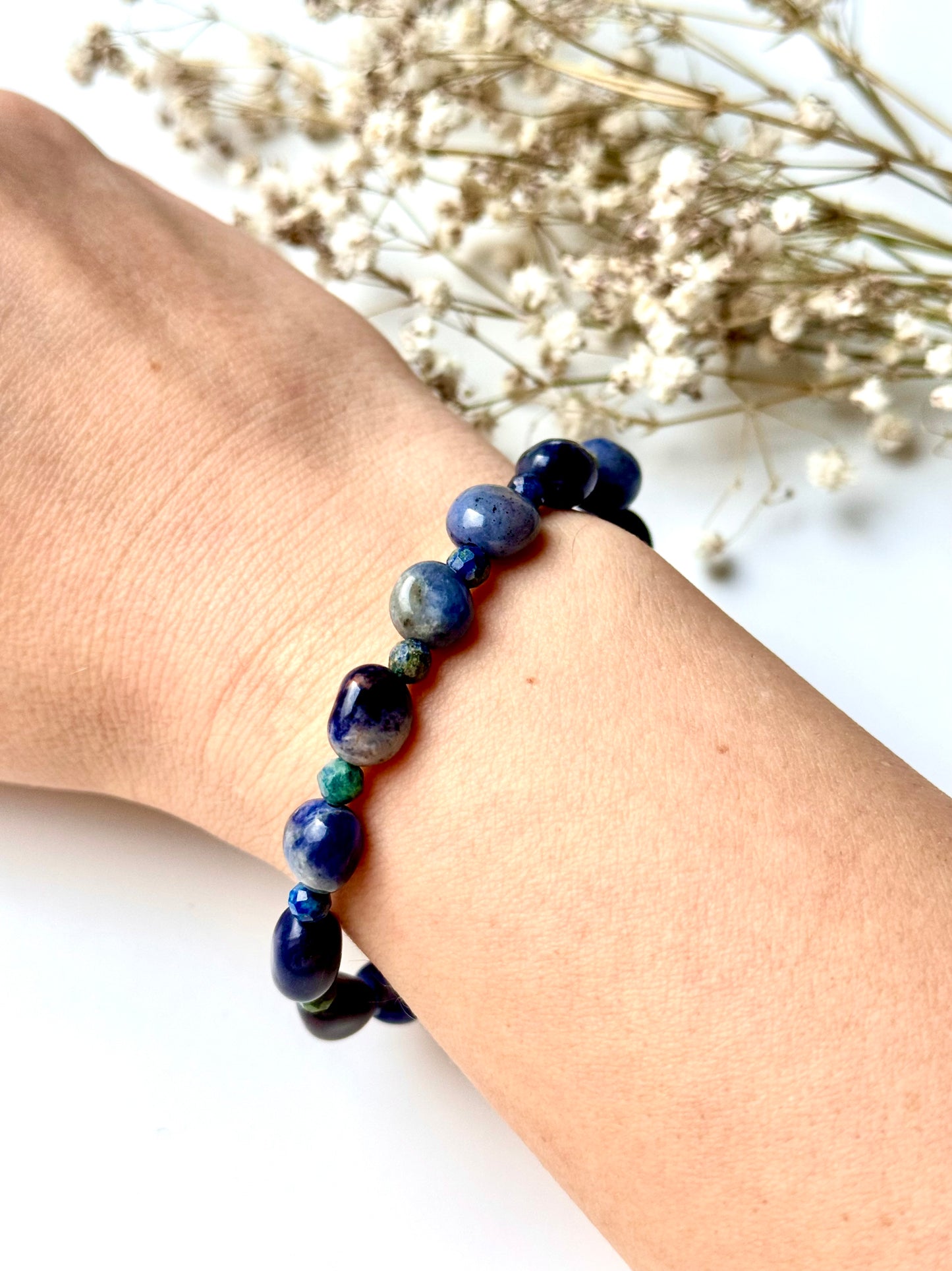 Armband aus Sodalith & Lapislazuli mit 18k vergoldeten Details – handgefertigt