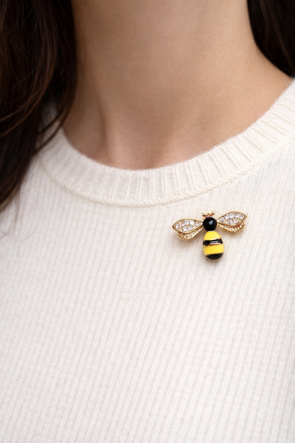 Broschen – Vergoldete Anstecker mit verspielten Motiven