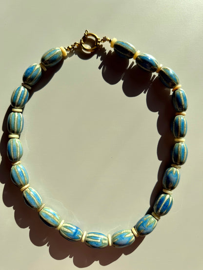 Ocean Ripple – Keramikperlen Halskette in Blau – handgefertigt