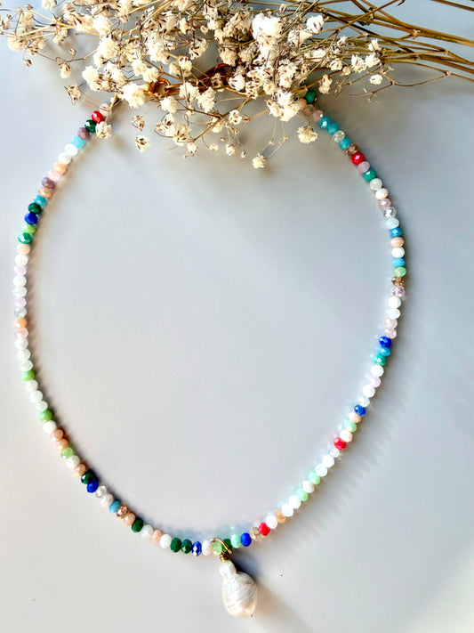 Bunte Edelstein-Halskette • Facettierte Glasperlen & Barockperle • 18k vergoldet