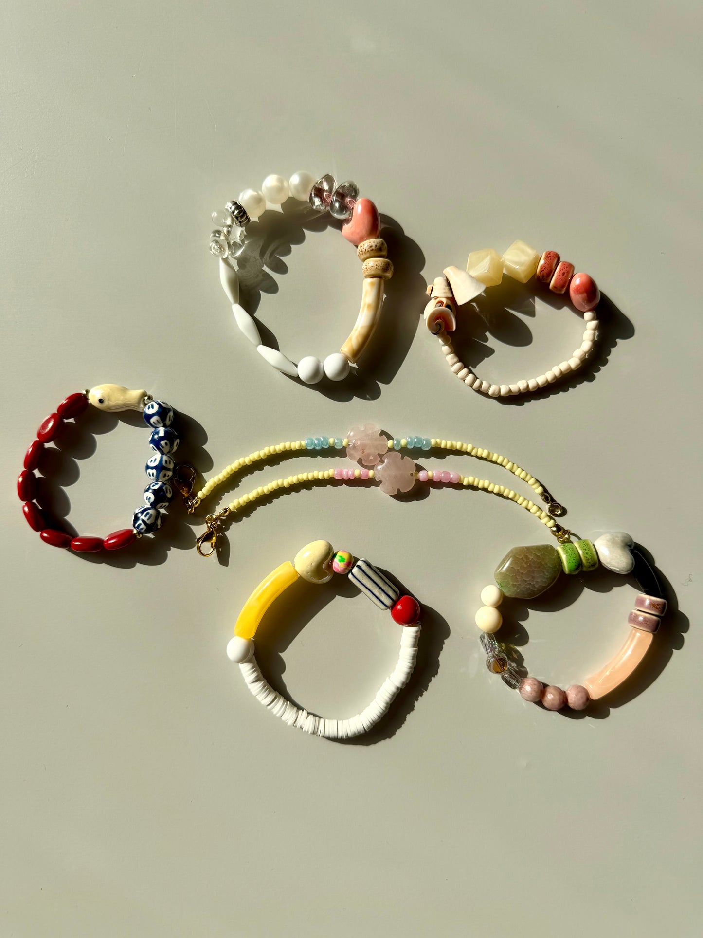 Shell Whisper – Statement Armband mit Keramik, Acryl & Muschel – handgefertigt