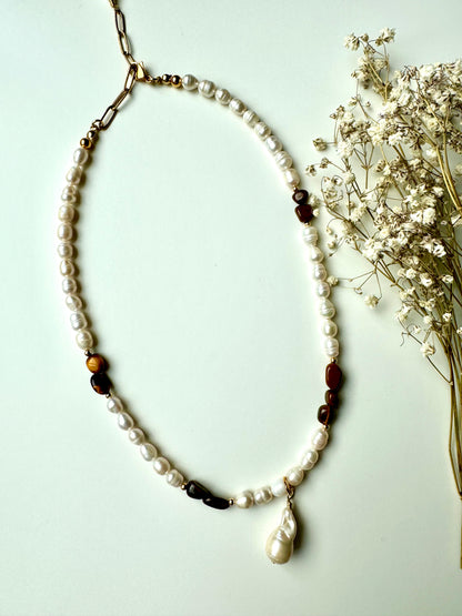 TOFFEE PEARL – Halskette mit Süßwasserperlen & Tigerauge-Steinen, 18k vergoldet, handgefertigt