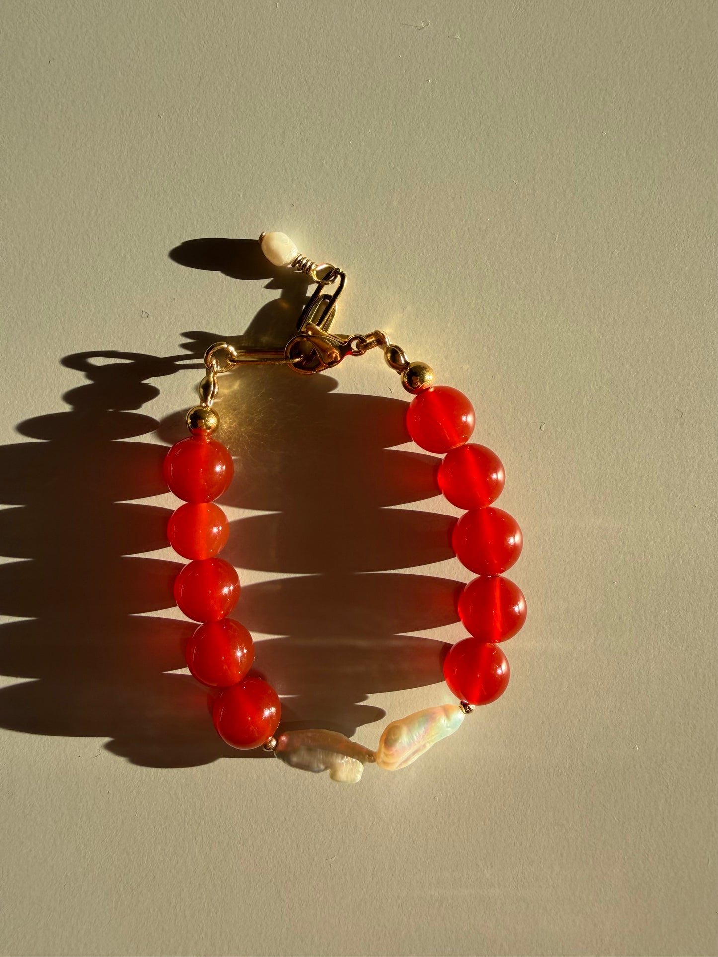 Red Lady – Bracelet made of red agate with freshwater pearls – handmade