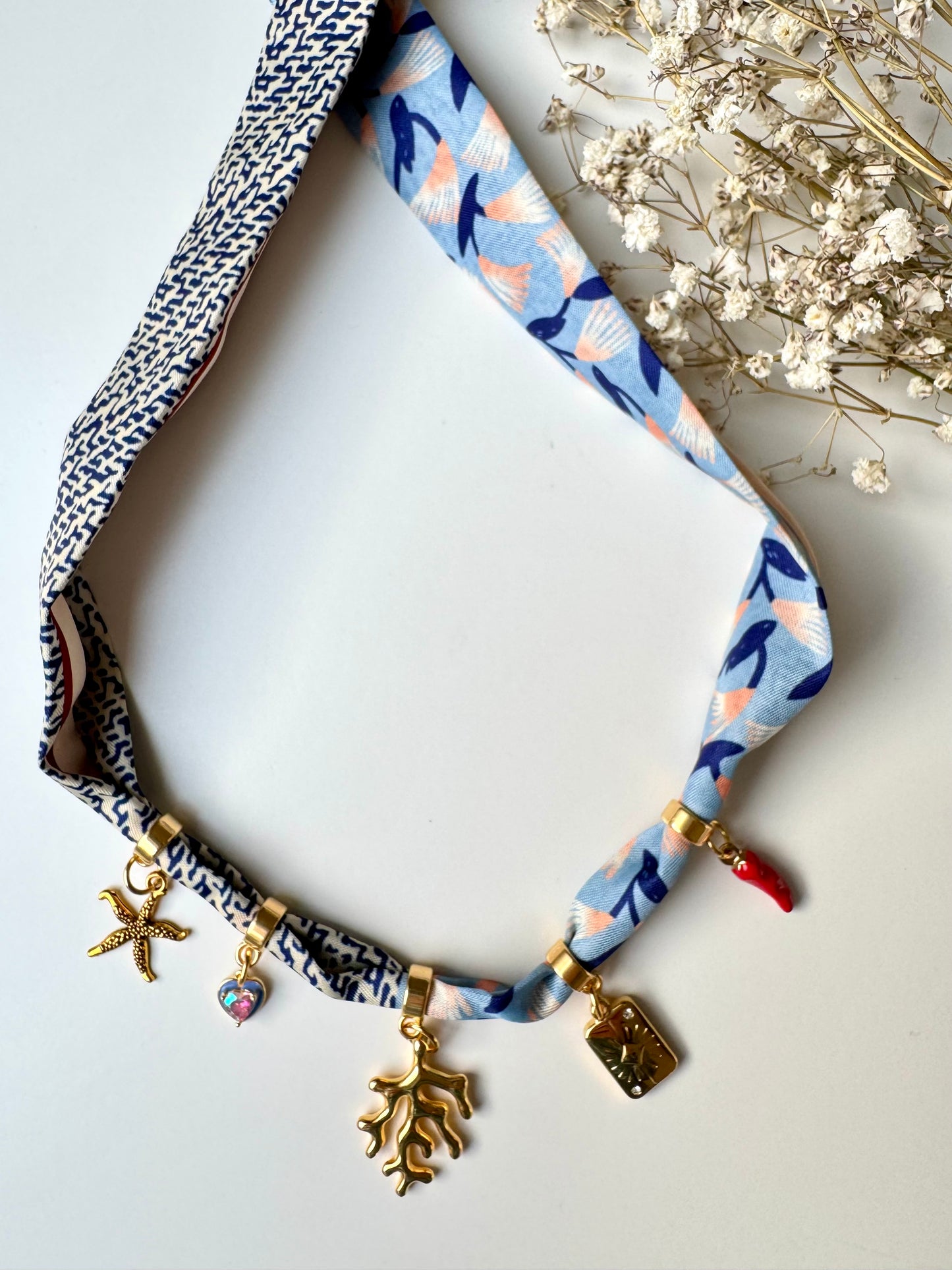 Charm-Bandana in Blau-Rot mit Meeres- & Herzanhängern • Seidentuch mit Gold-Charms