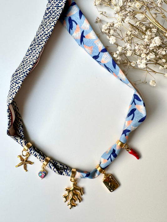Charm-Bandana in Blau-Rot mit Meeres- & Herzanhängern • Seidentuch mit Gold-Charms