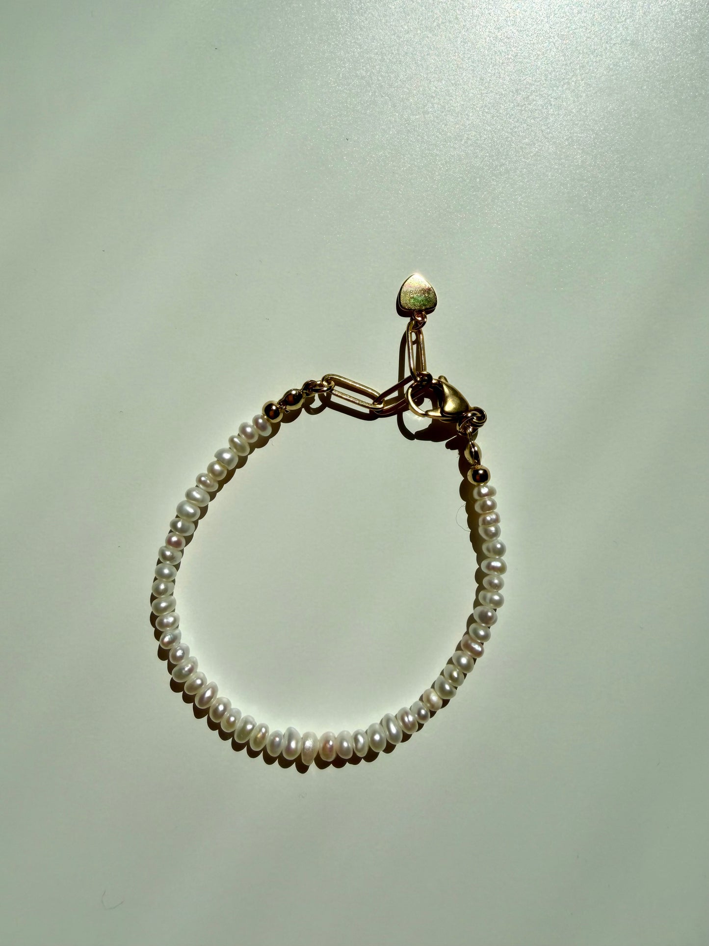 Petit Pearl – Süßwasserperlen Armband handgefertigt