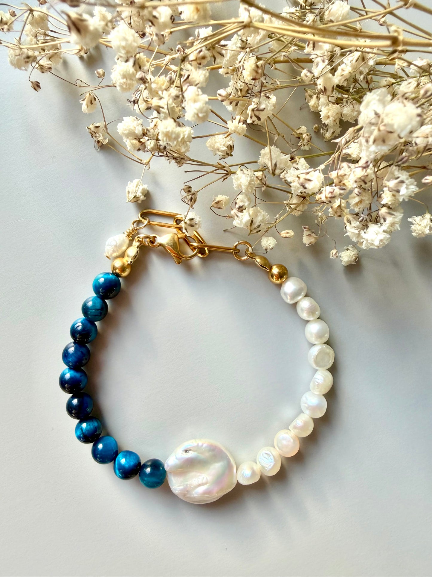 Ocean Pearl – Bracelet with freshwater pearls &amp; blue tiger's eye – handmade