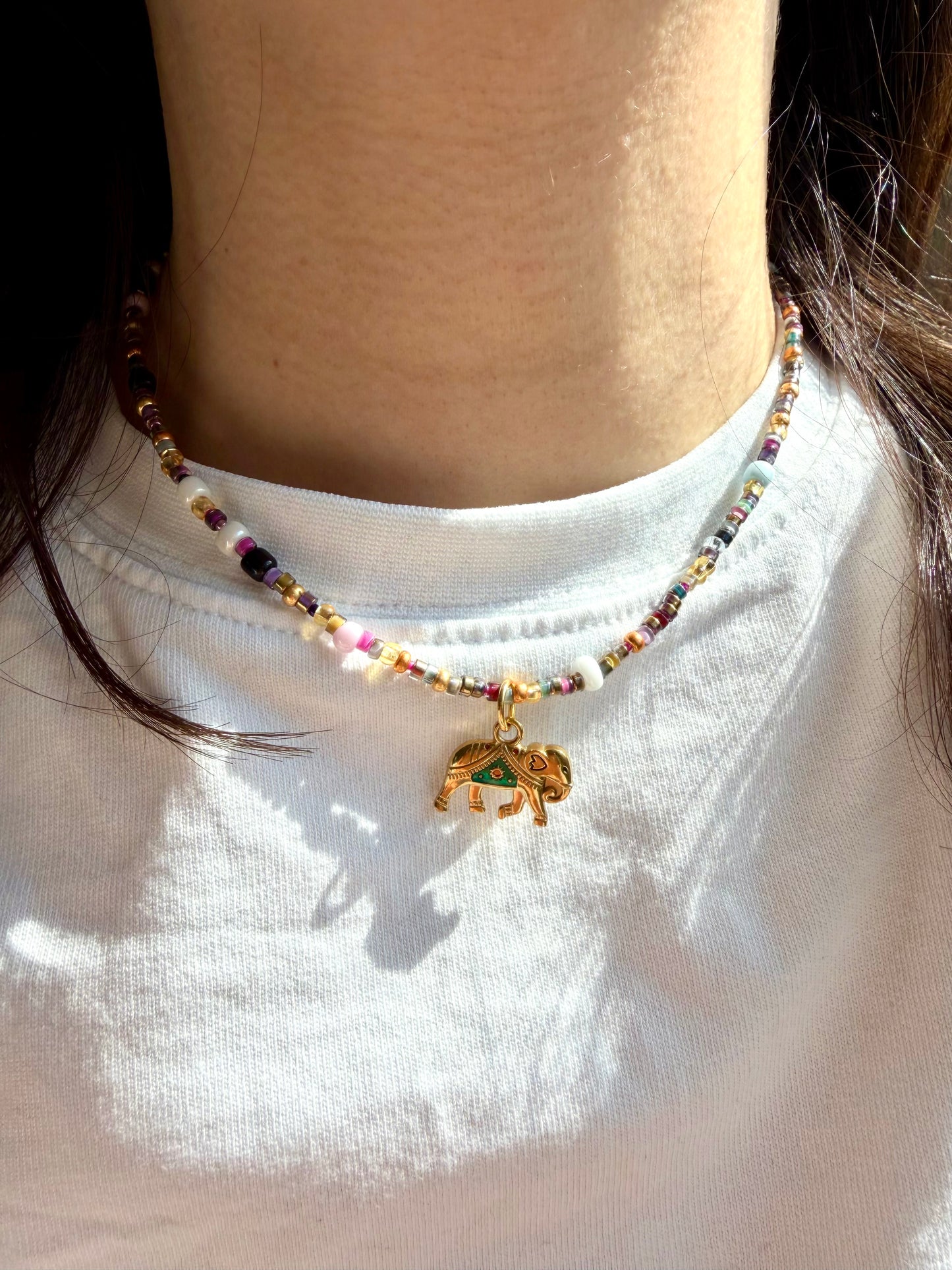 Happy Pearls No. 4 – Halskette mit bunten Glasperlen & Elefanten Anhänger – Edelstahl 18k vergoldet