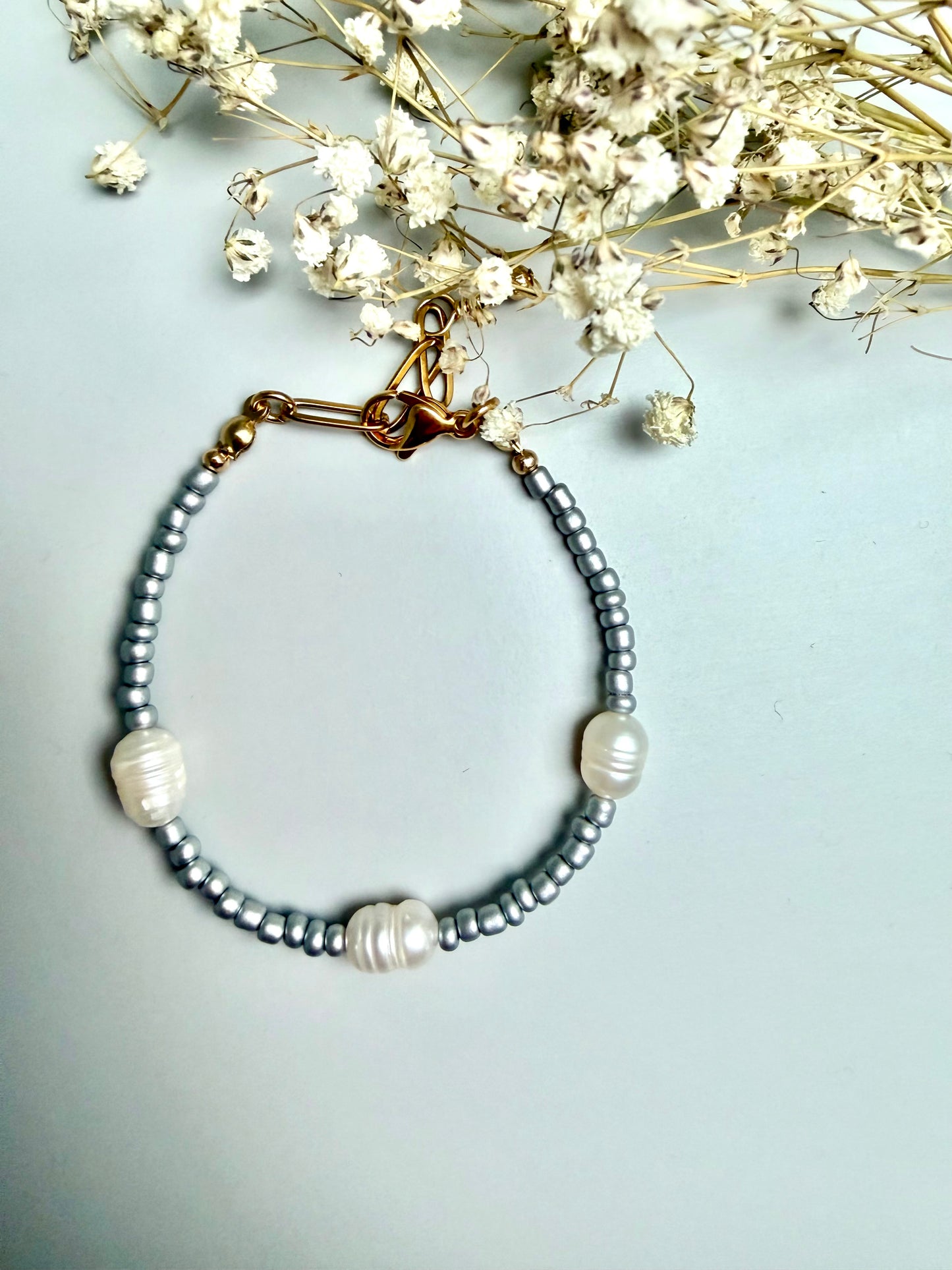 Silver Pearl Calm – Süßwasserperlenarmband in Grautönen mit Goldakzenten – handgefertigt