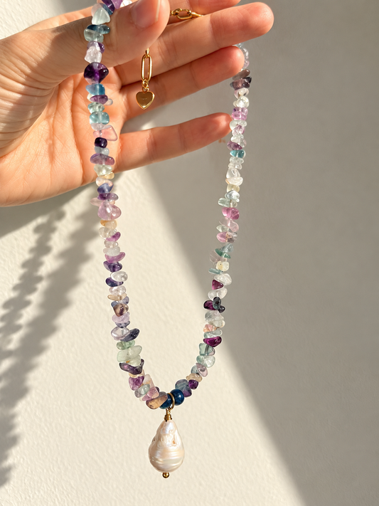 Pastel Amour – Fluorit-Halskette mit Lapislazuli und Süßwasserperle