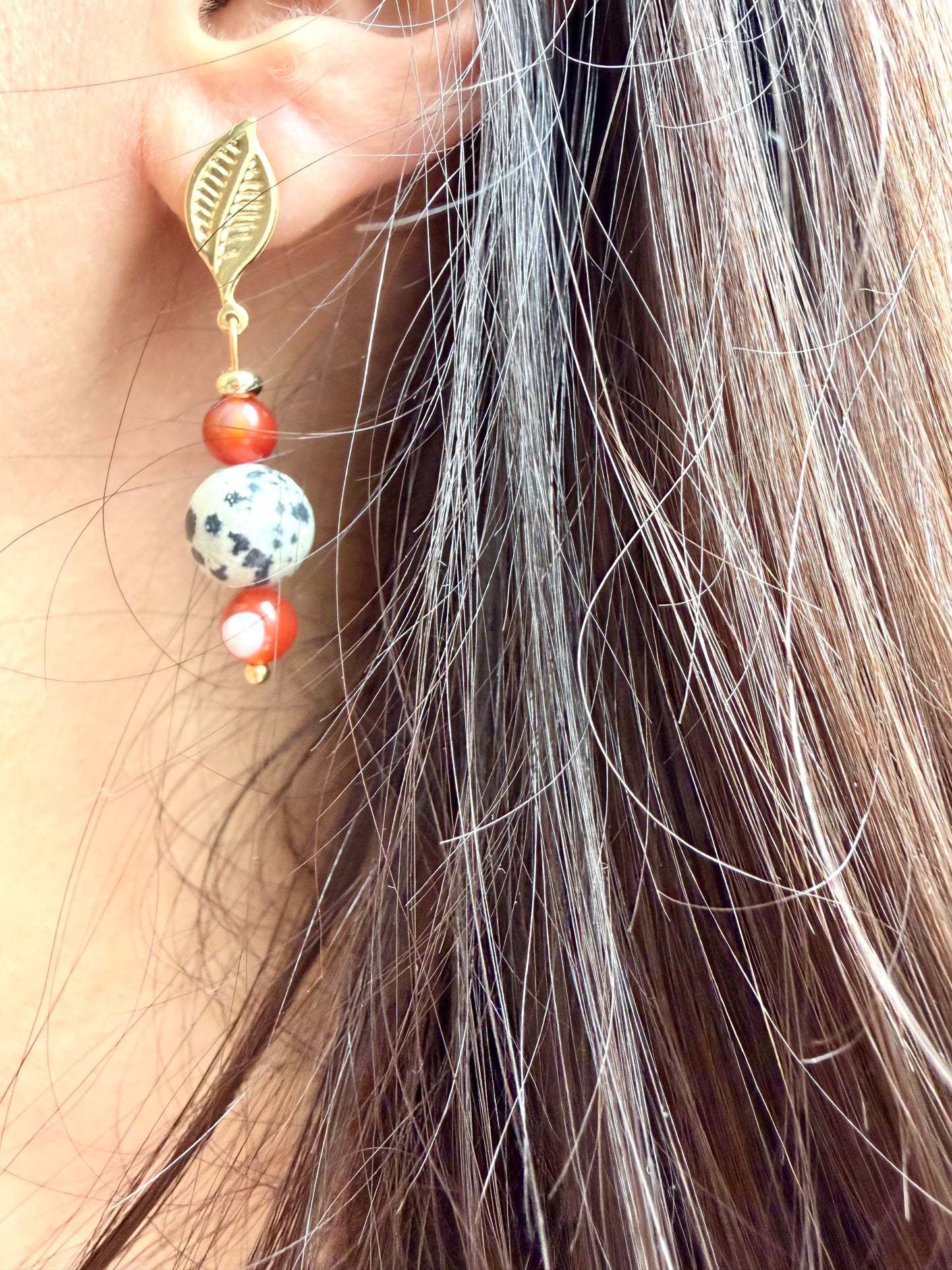 Solara Leaf – Ohrringe mit Dalmatiner Jaspis, rotem Achat & Blattdetail – handgefertigt