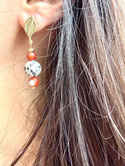 Solara Leaf – Ohrringe mit Dalmatiner Jaspis, rotem Achat & Blattdetail – handgefertigt