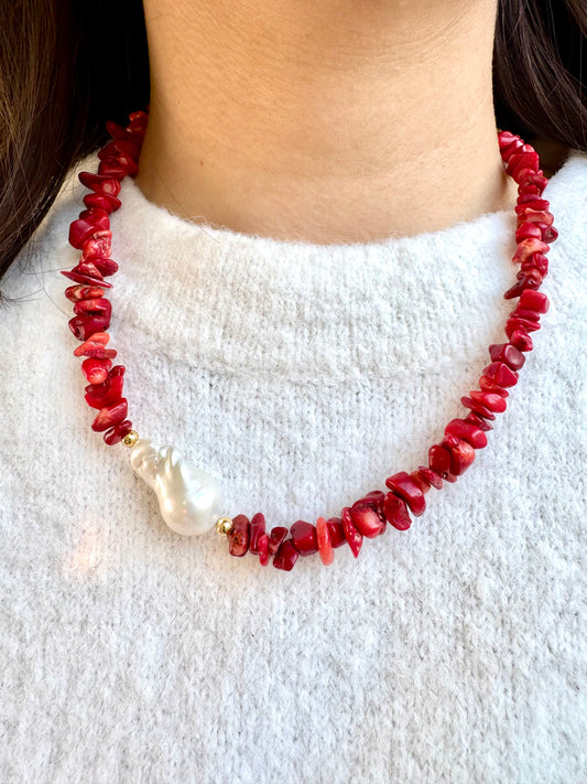 Coral Bloom – Halskette aus roter Koralle mit Barockperle & vergoldeten Details – handgefertigt