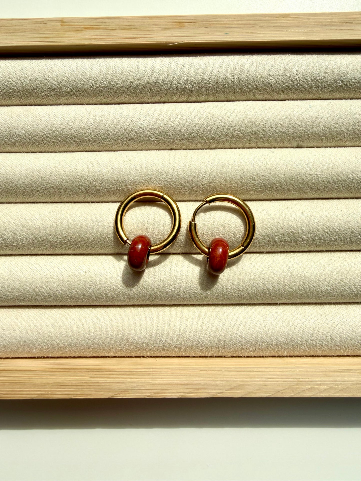 Mini Stone Circle – Ohrringe mit Donut Edelstein-Anhängern & Edelstahl 18k vergoldet