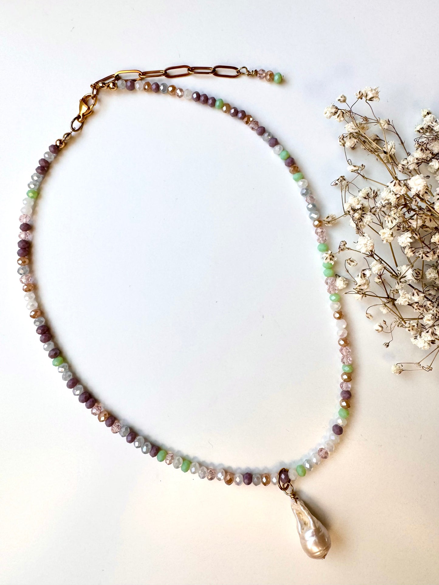 Pastell-Halskette • Facettierte Glasperlen & Barockperle • 18k vergoldet