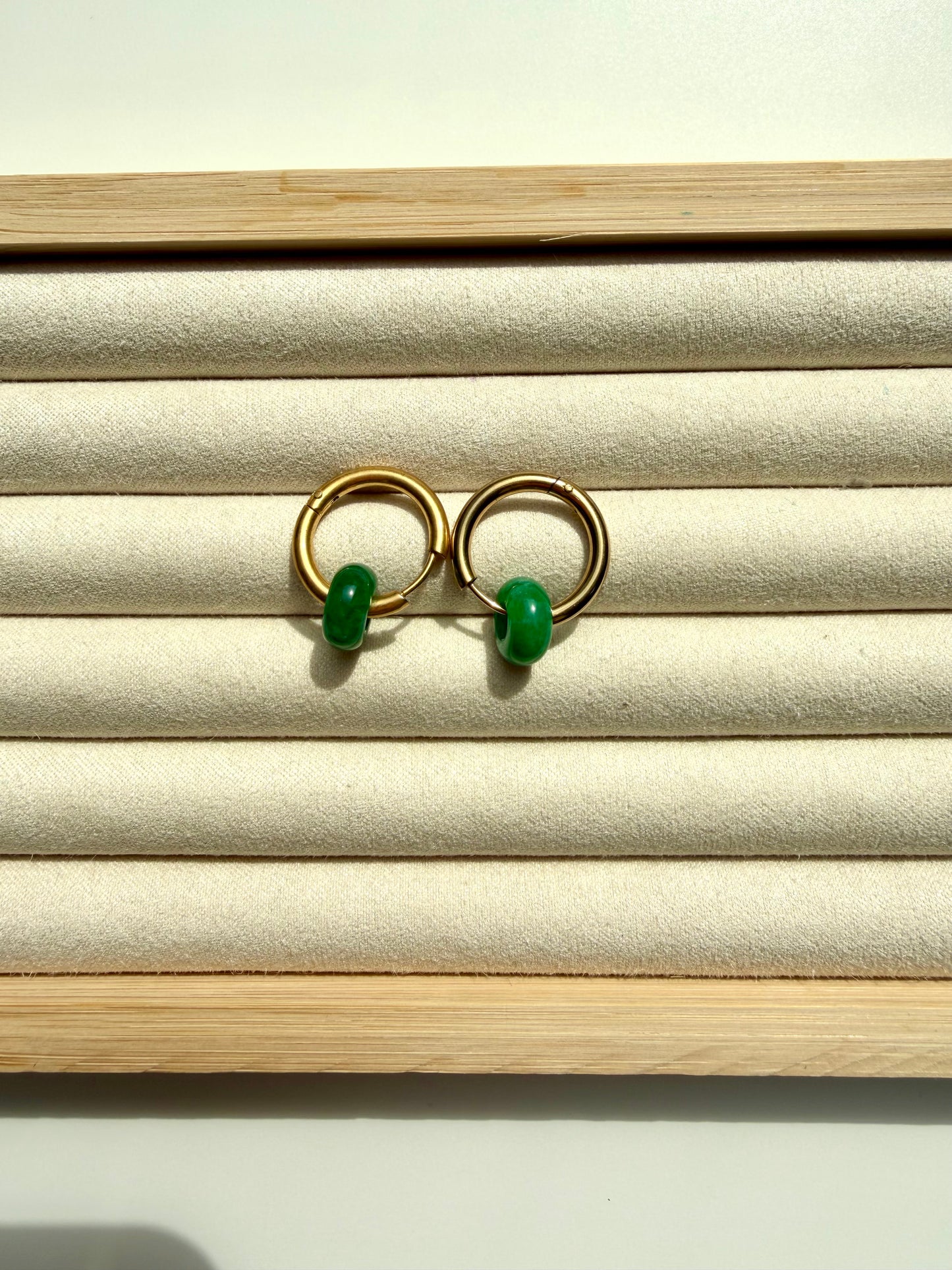 Mini Stone Circle – Ohrringe mit Donut Edelstein-Anhängern & Edelstahl 18k vergoldet