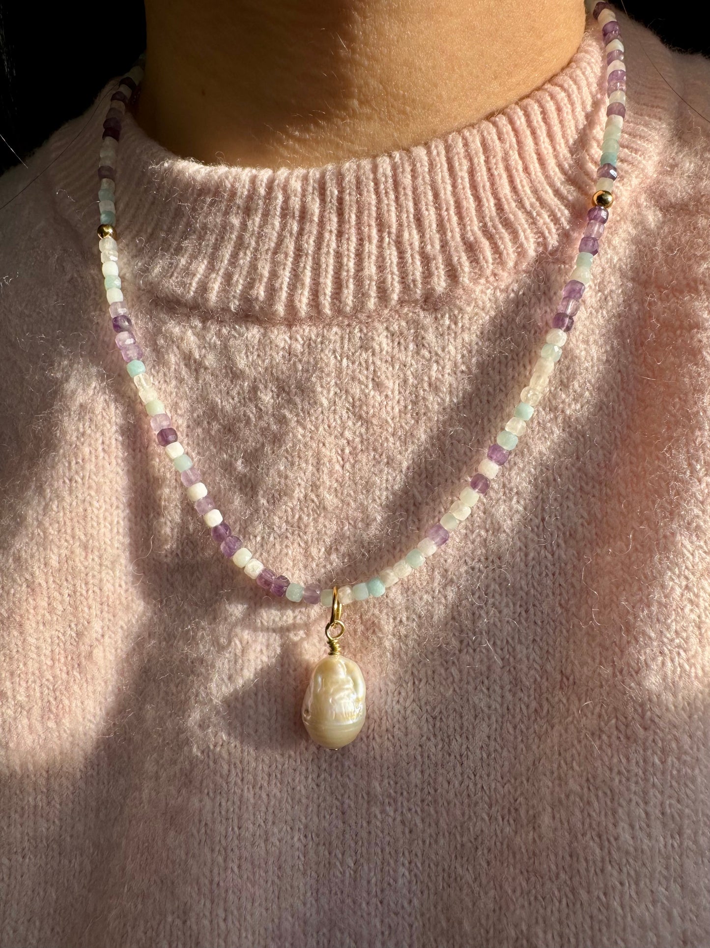 Pastellfarbene Edelstein-Kette mit Barockperle