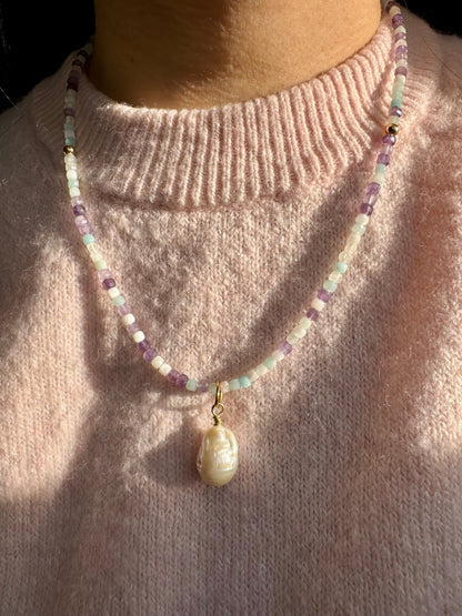 Pastellfarbene Edelstein-Kette mit Barockperle