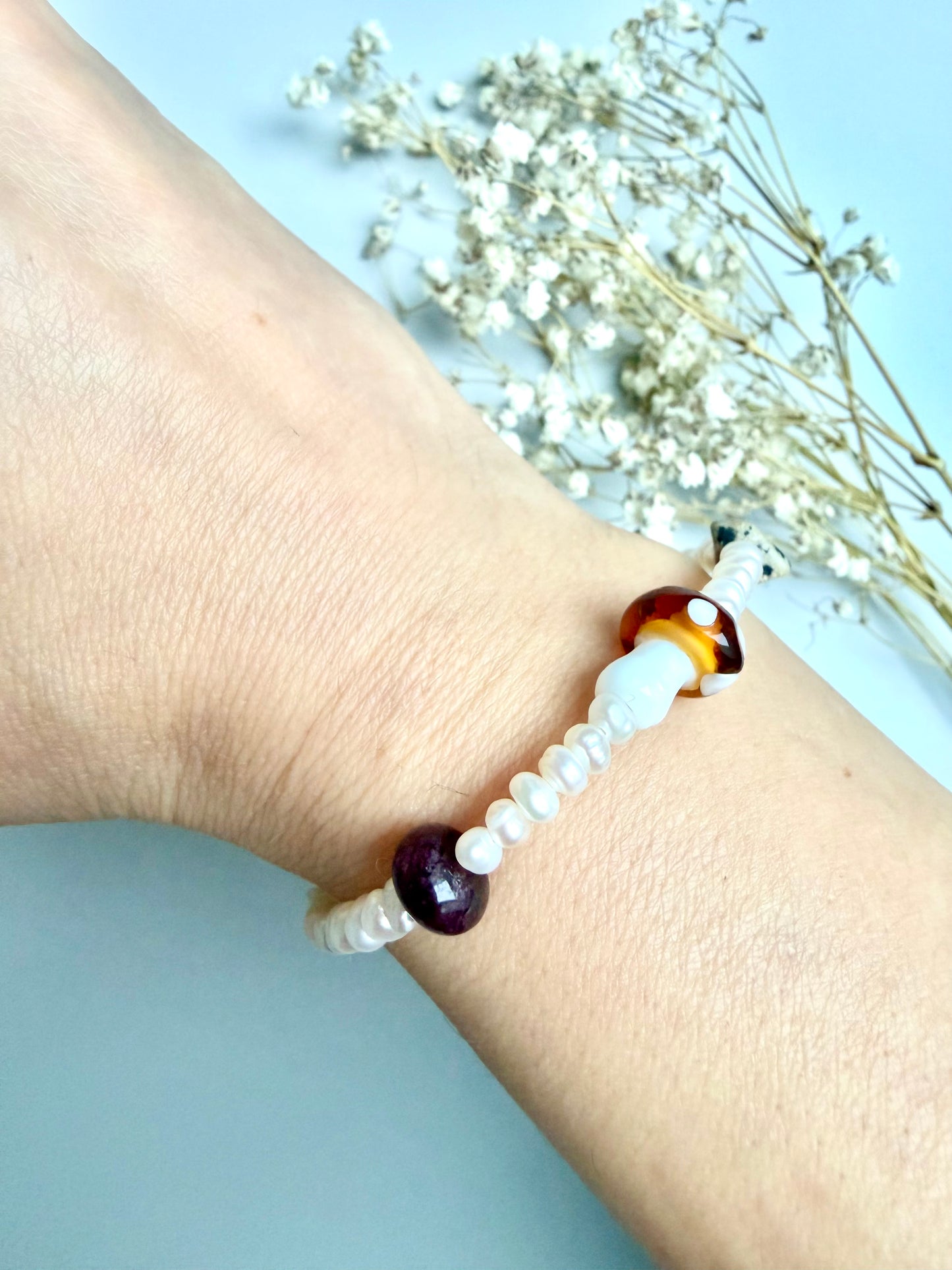 Mushroom Pearl – Süßwasserperlenarmband mit Pilzmotiv – handgefertigt