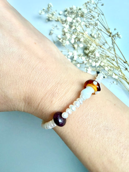 Mushroom Pearl – Süßwasserperlenarmband mit Pilzmotiv – handgefertigt