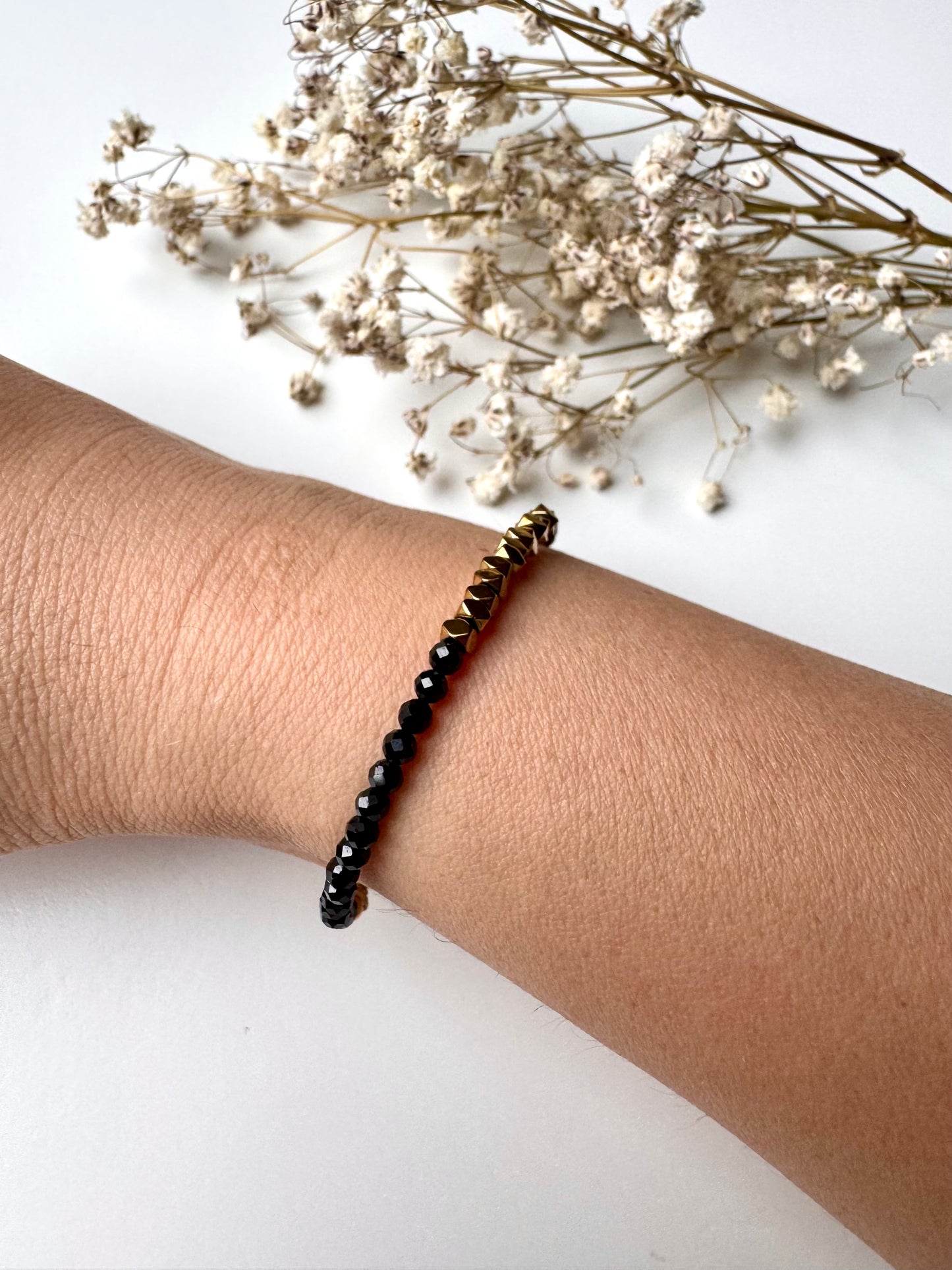 Midnight Edge – Armband aus schwarzen Kristallperlen & goldenen Hämatit-Details – handgefertigt