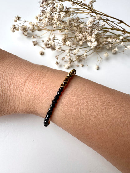 Midnight Edge – Armband aus schwarzen Kristallperlen & goldenen Hämatit-Details – handgefertigt