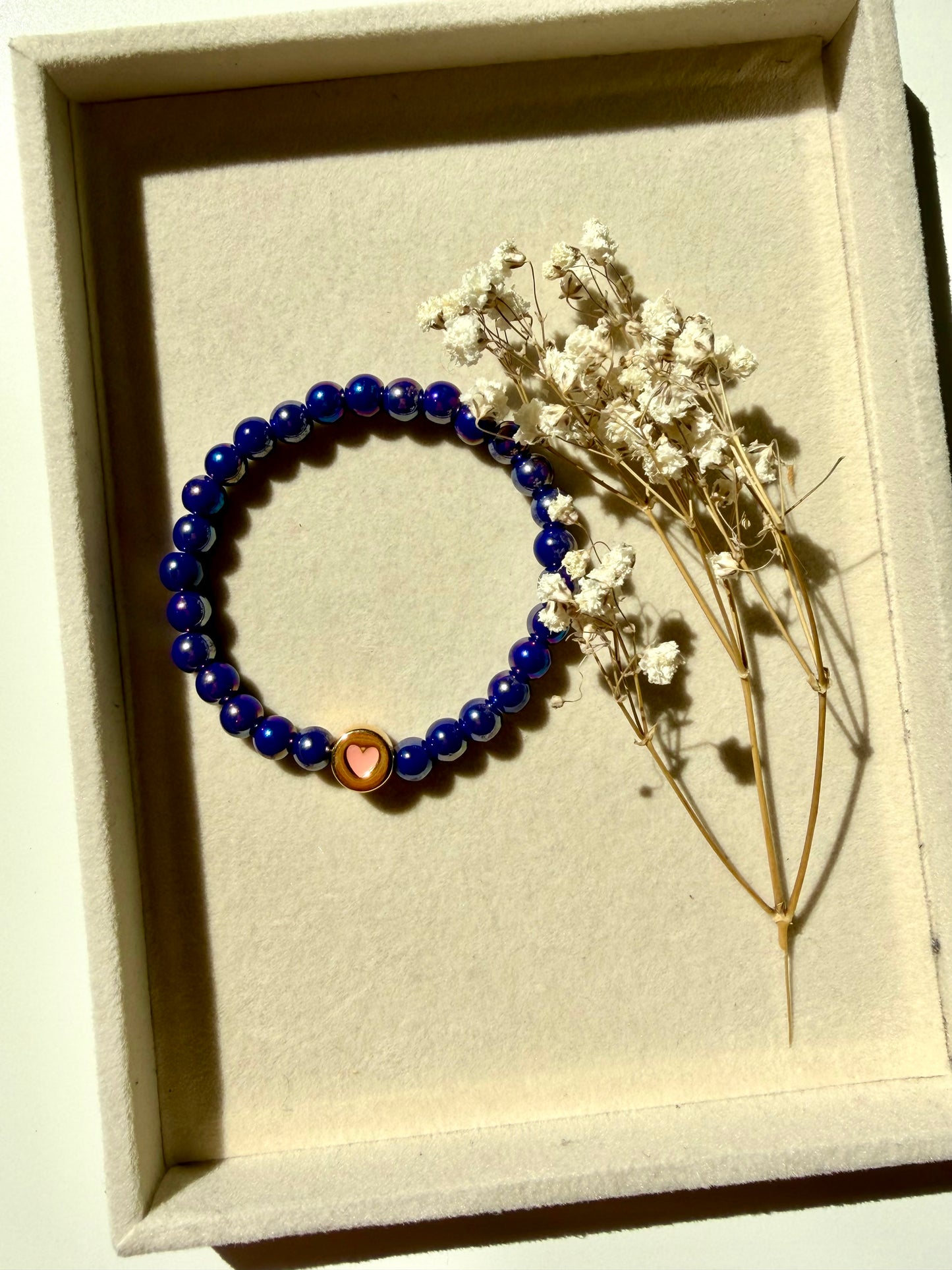 Glass Heart – Armband mit bunten Glasperlen & Herz Motiv – handgefertigt