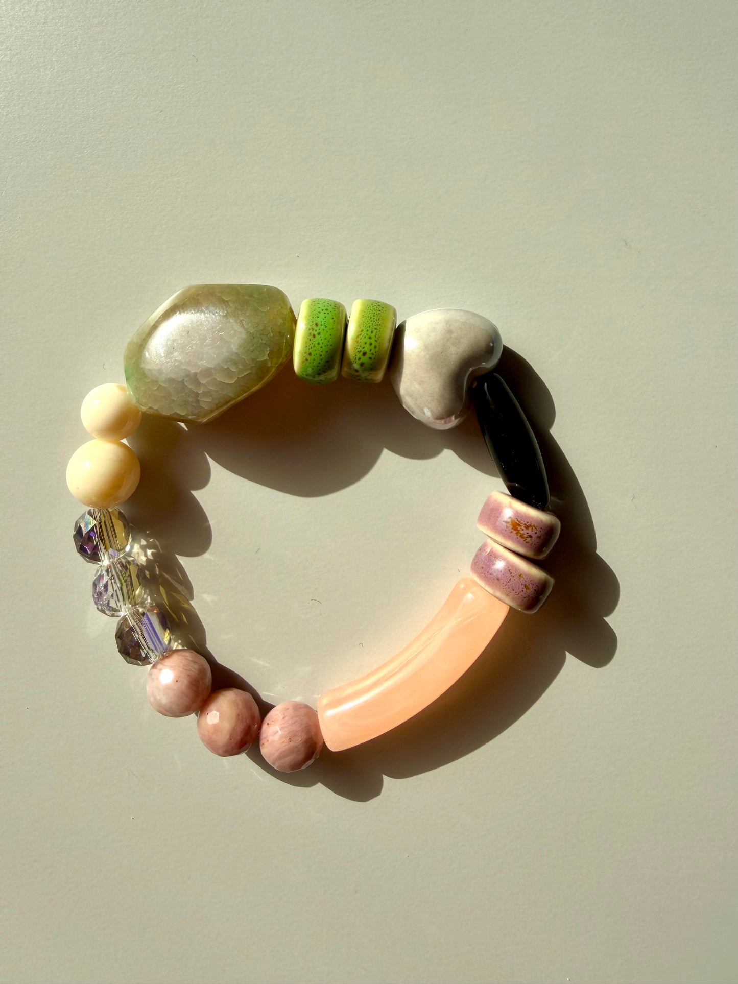 Soft Mosaic – Armband mit Keramik-, Acryl- und Glasperlen – handgefertigt