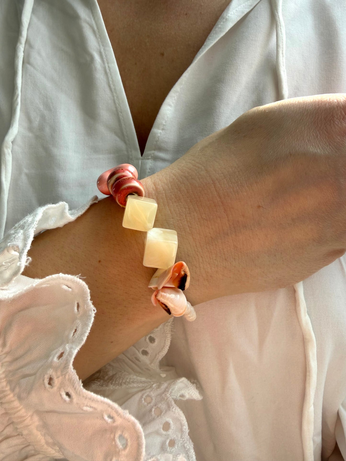 Shell Whisper – Statement Armband mit Keramik, Acryl & Muschel – handgefertigt