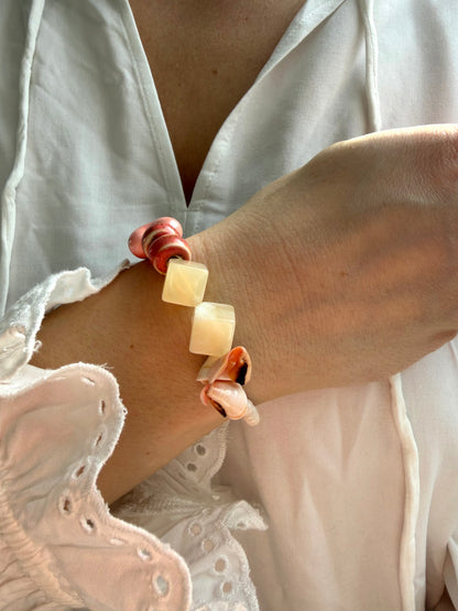 Shell Whisper – Statement Armband mit Keramik, Acryl & Muschel – handgefertigt