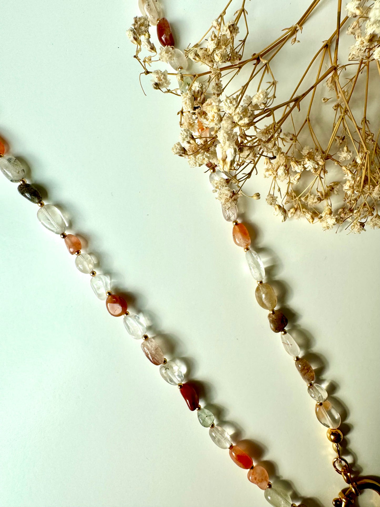 Quarzstein-Kette mit Barockperle & goldenen Details – handgefertigt