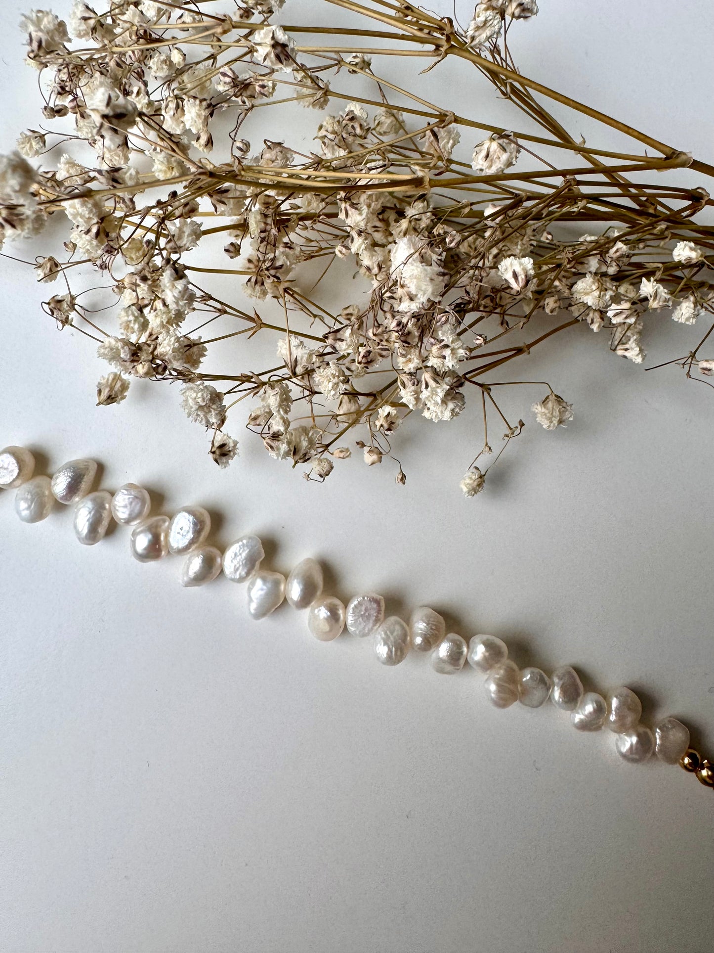 Pure Pearl – Armband aus natürlichen Süßwasserperlen & goldenen Details – handgefertigt